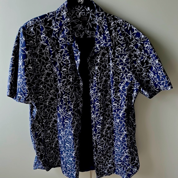 Navy/white short sleeved button down floral pattern/print shirt EUC like new - Picture 2 of 7